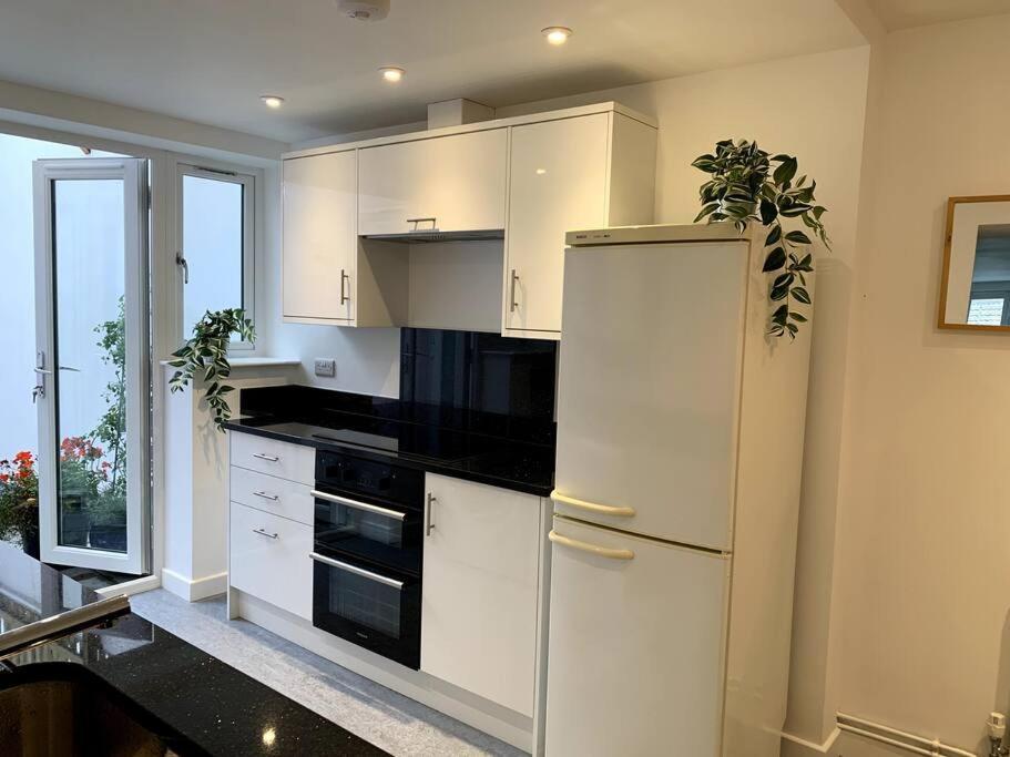 Newly Refurbished Uplyme Getaway Leilighet Eksteriør bilde